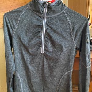 Size S gray athletic half zip. no damage.